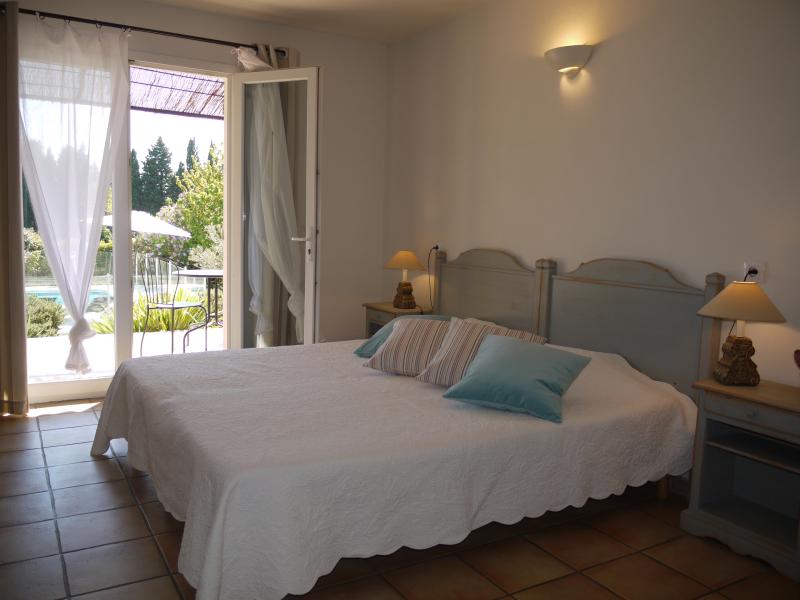 1367160971-chambre-lavande-chambre-d-hote-provence